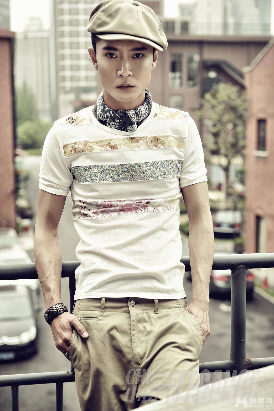 演员张丹峰复古写真 尽显雅痞冷酷