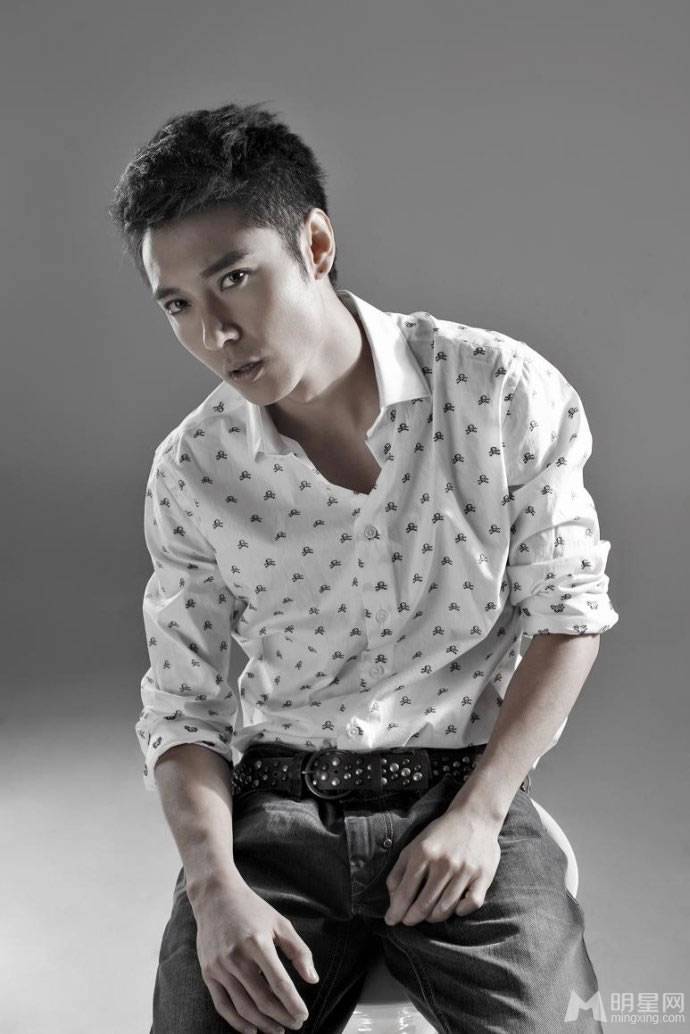 张丹峰休闲写真 型男气质清爽