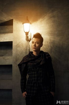 演员张丹峰古堡写真 个性时尚引人注目