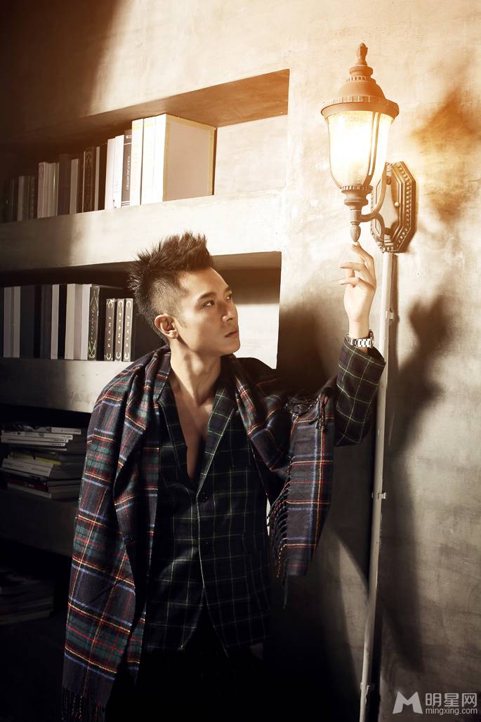 演员张丹峰古堡写真 个性时尚引人注目
