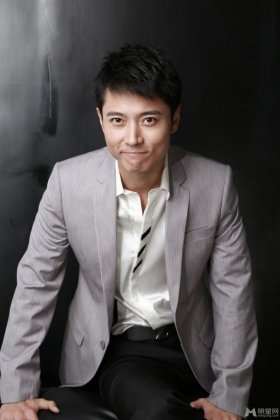 暖男张丹峰绅士写真 儒雅风度迷人