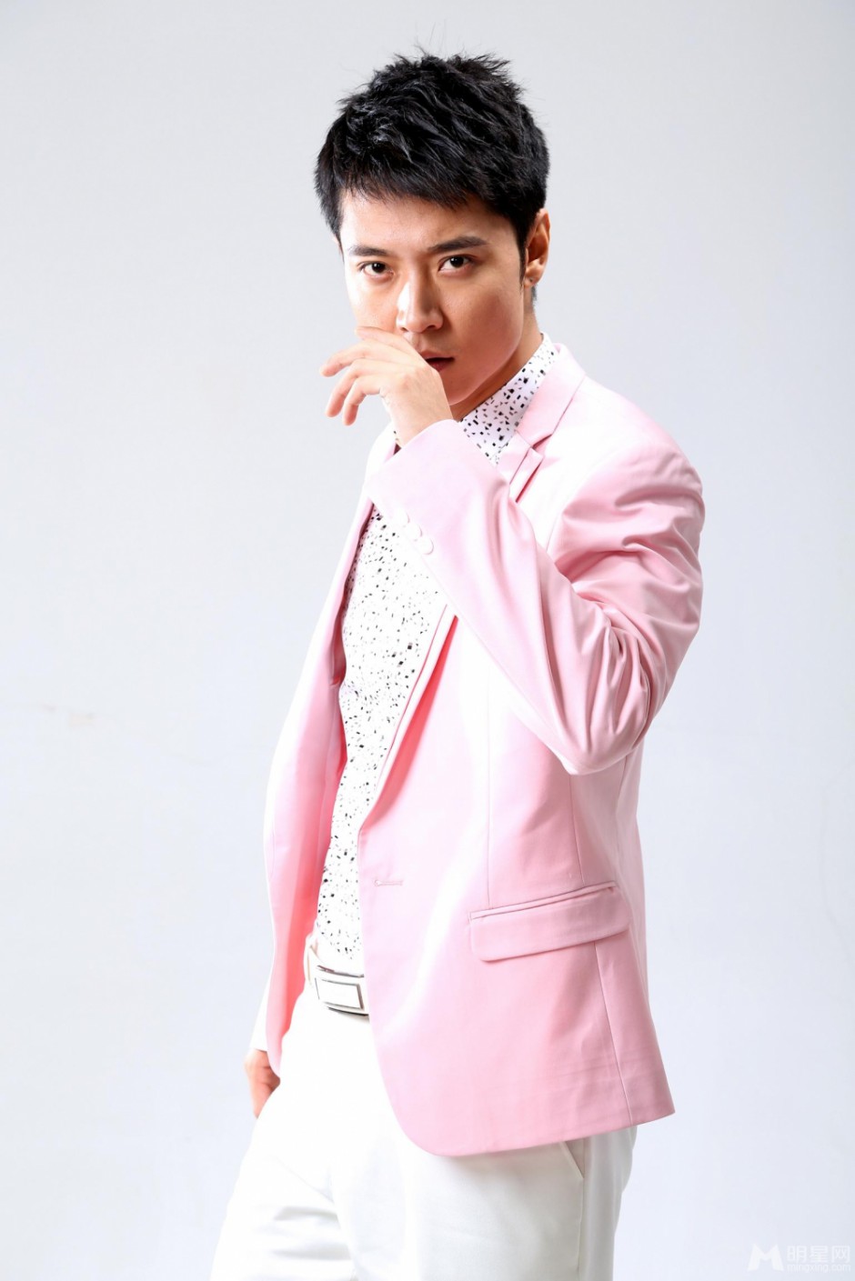 暖男张丹峰绅士写真 儒雅风度迷人