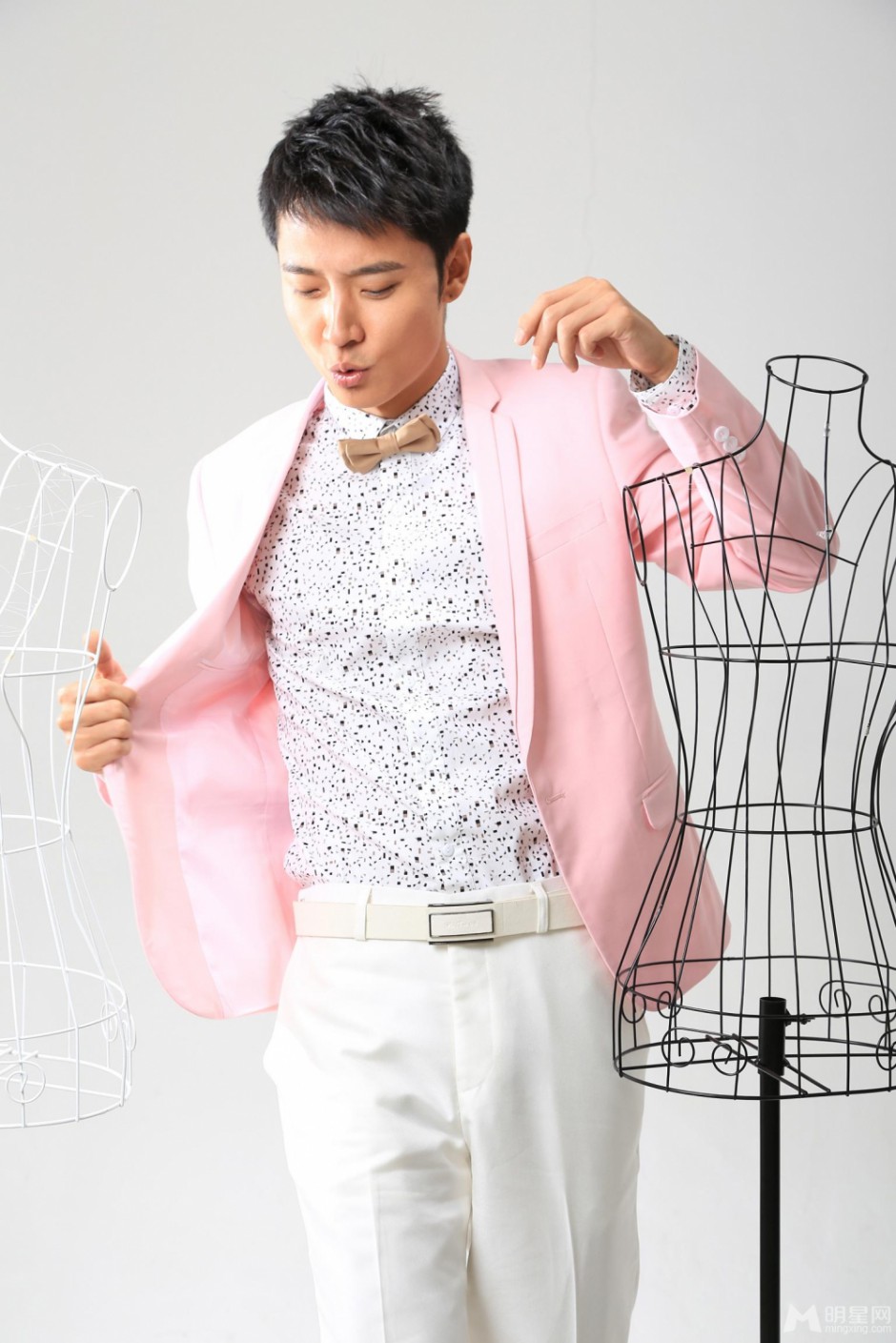 暖男张丹峰绅士写真 儒雅风度迷人