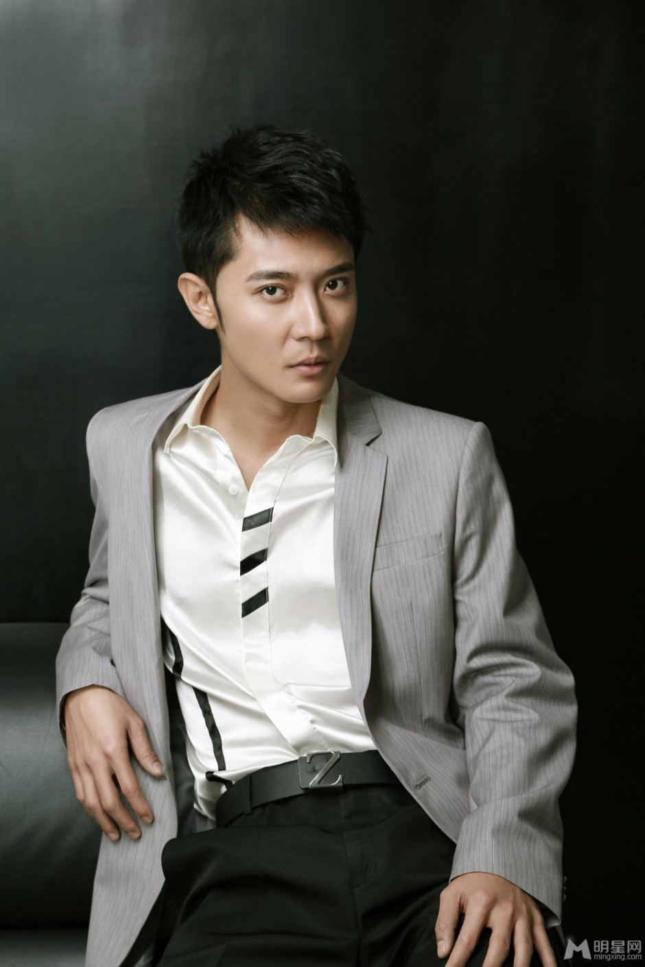 帅气型男张丹峰正装儒雅绅士风度写真