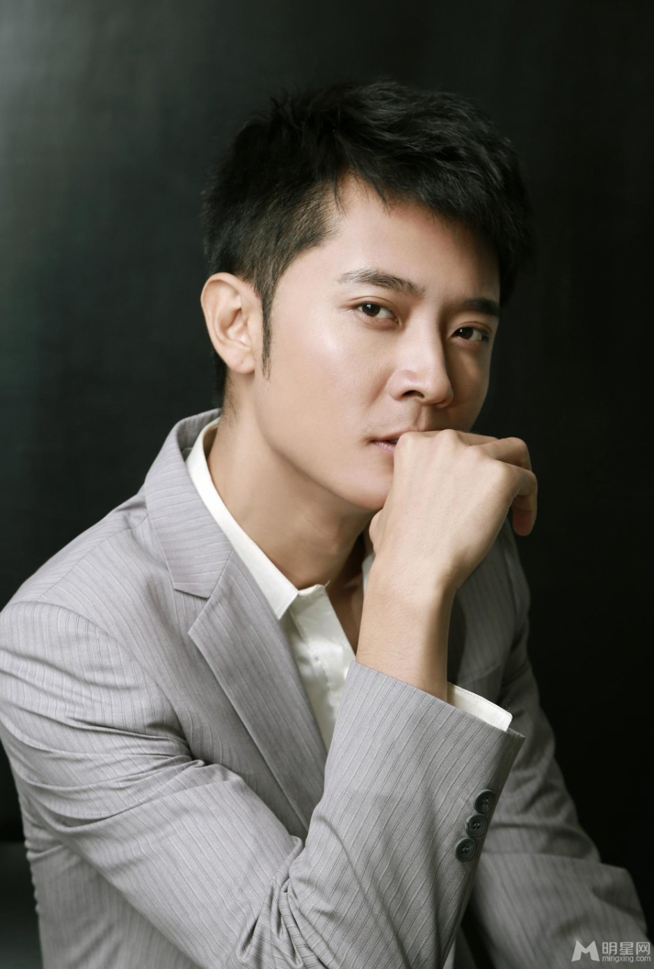 帅气型男张丹峰正装儒雅绅士风度写真