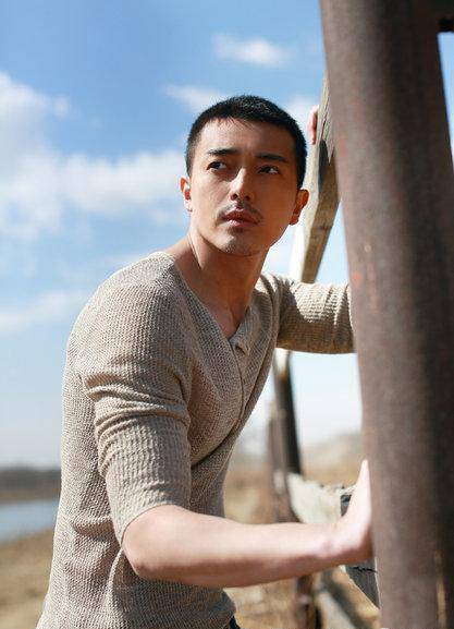 台湾男星田家达诠释自由奔放户外写真