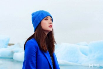 女星蒋欣冬日温暖写真 优雅气质自然随性