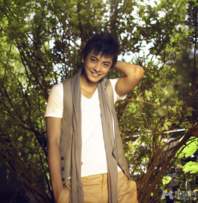 李佳航展现暖男形象户外写真