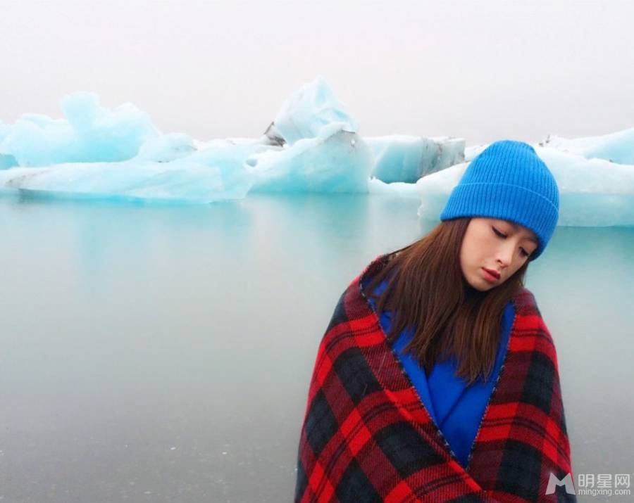 女星蒋欣冬日温暖写真 优雅气质自然随性