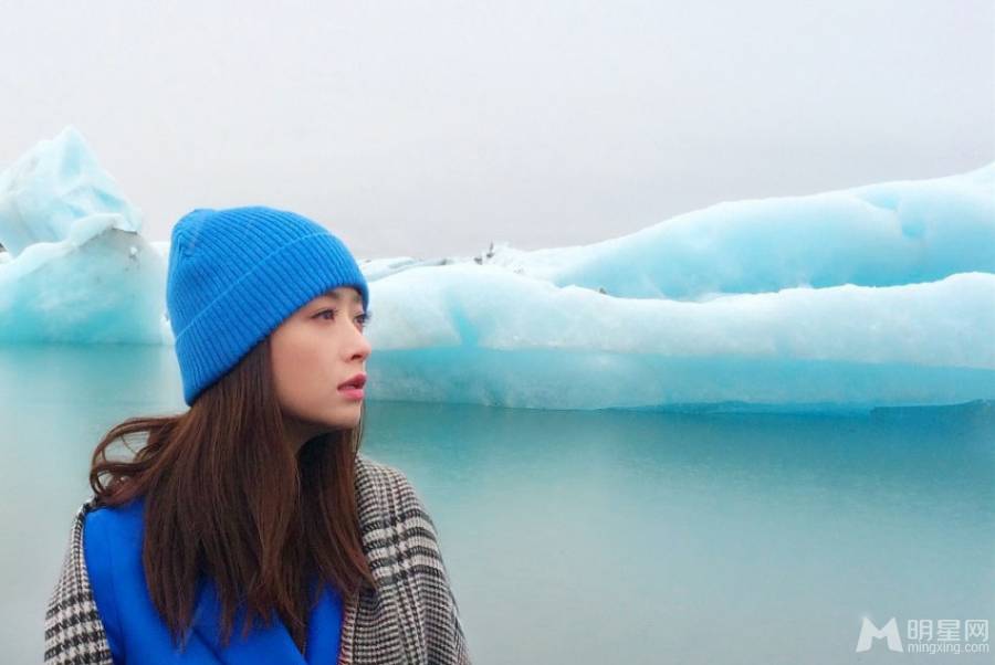 女星蒋欣冬日温暖写真 优雅气质自然随性