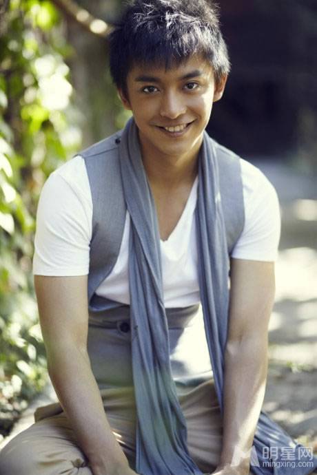 李佳航展现暖男形象户外写真