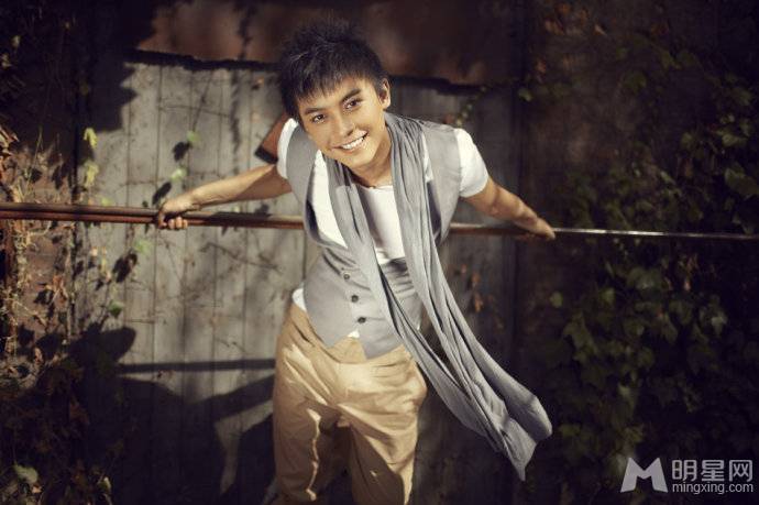 李佳航展现暖男形象户外写真