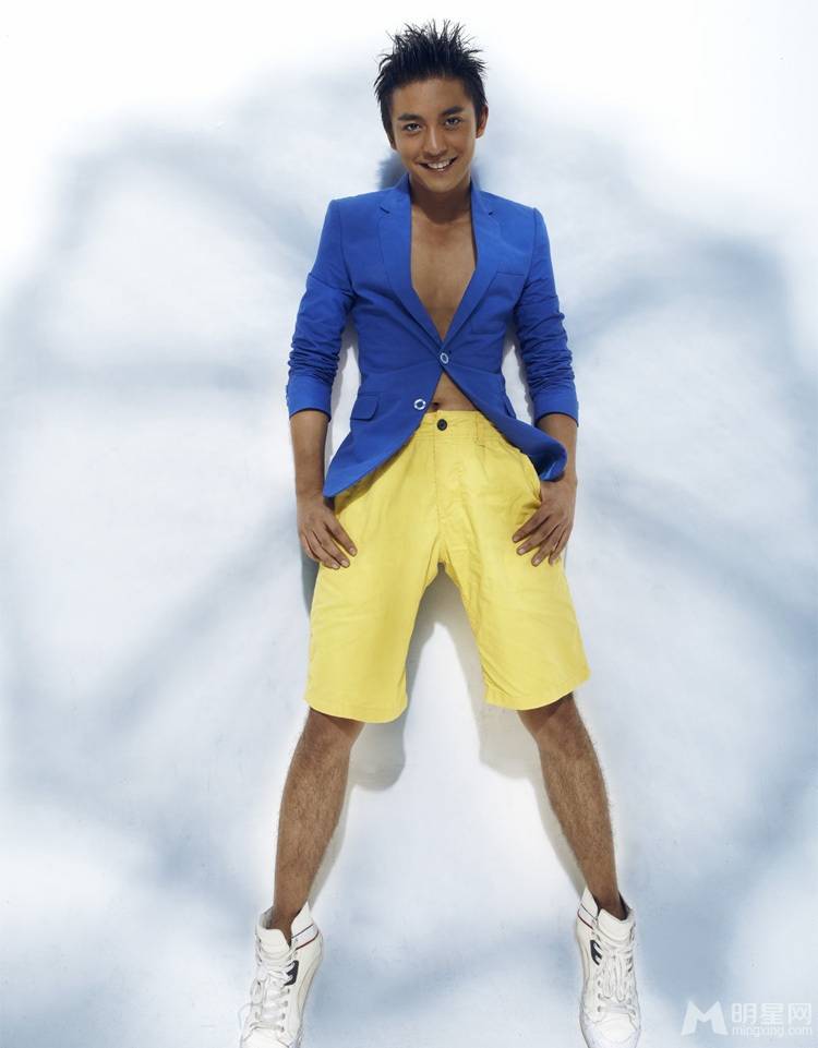 时尚男星李佳航黝黑肤色尽显健康运动写真