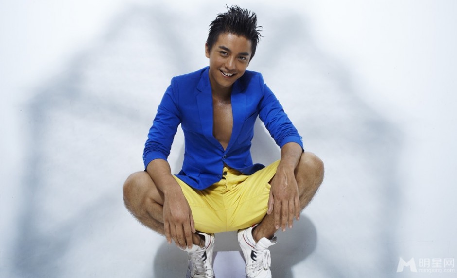 时尚男星李佳航黝黑肤色尽显健康运动写真