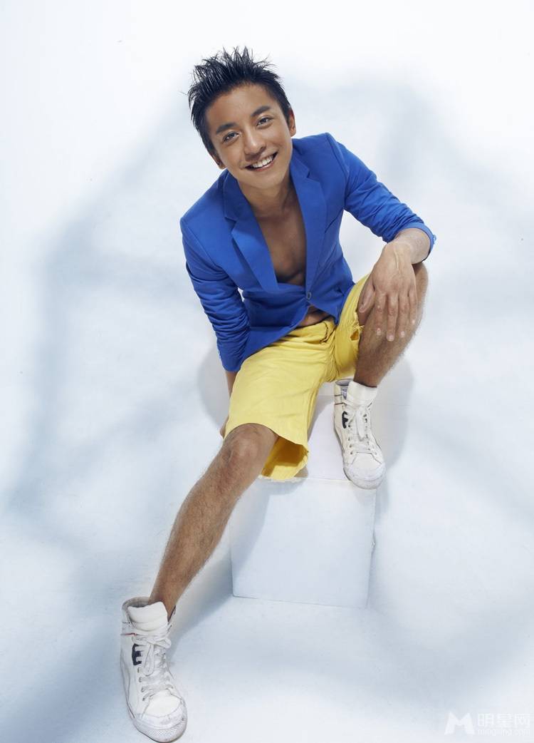 时尚男星李佳航黝黑肤色尽显健康运动写真