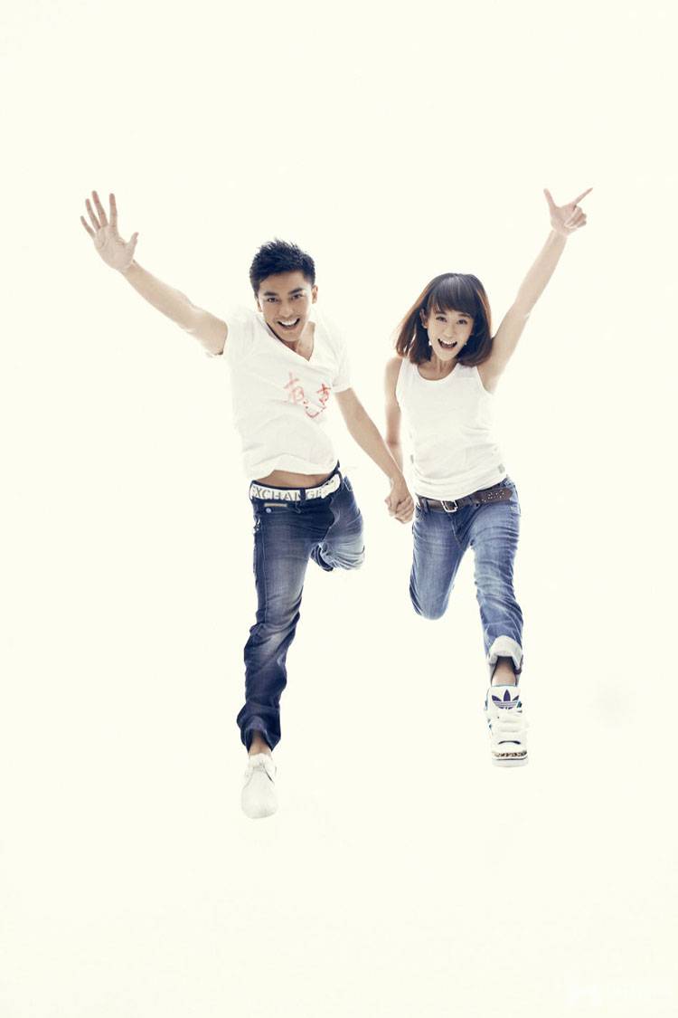 李佳航海陆携手拍摄另类趣味情侣写真