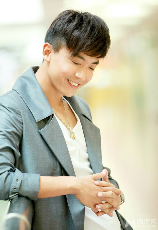 李佳航展现阳光帅气迷人魅力写真