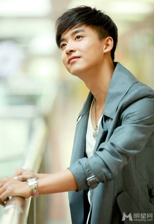 李佳航展现阳光帅气迷人魅力写真