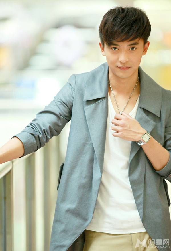 李佳航展现阳光帅气迷人魅力写真