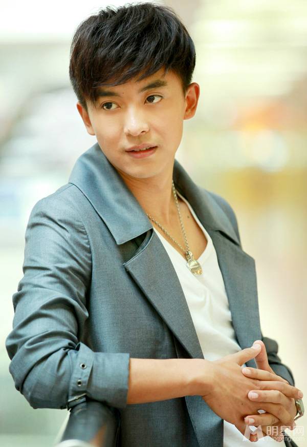 李佳航展现阳光帅气迷人魅力写真