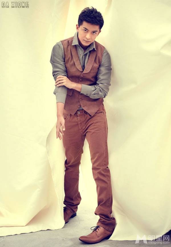 李佳航演绎复古帅气王子写真大片