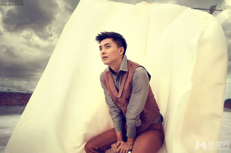 李佳航演绎复古帅气王子写真大片