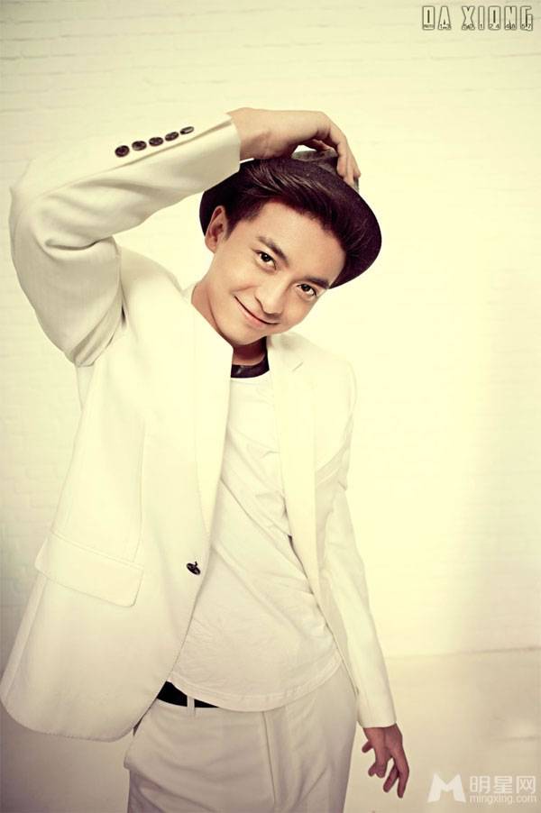 新一代男神李佳航白色西装帅气逼人