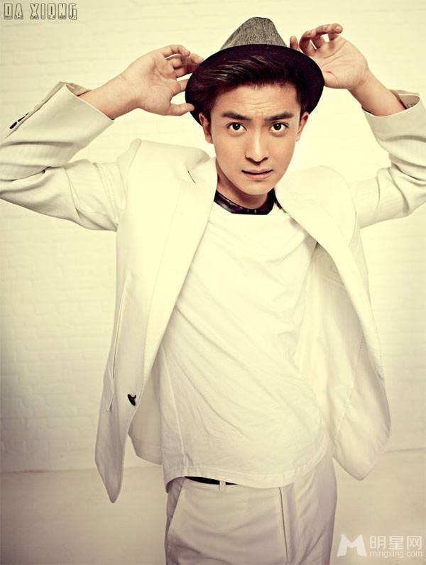 新一代男神李佳航白色西装帅气逼人