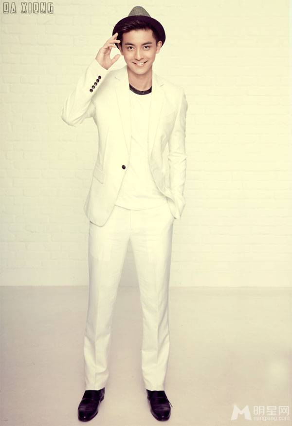 新一代男神李佳航白色西装帅气逼人