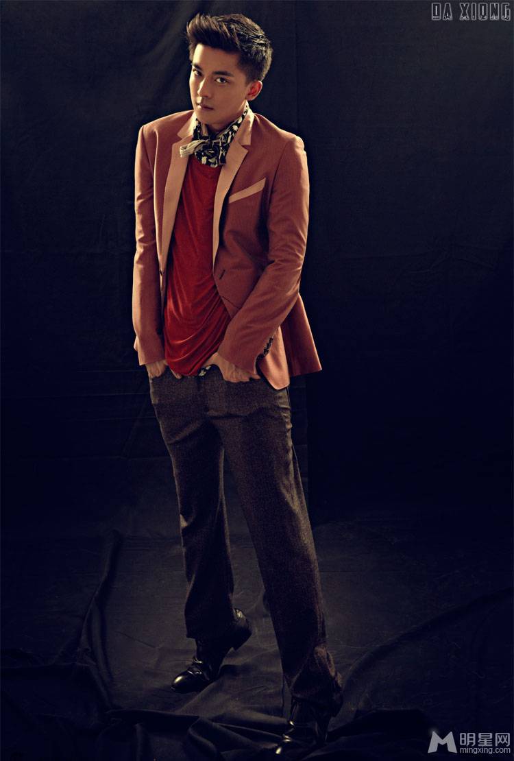 李佳航尽显绅士风度迷人高清写真