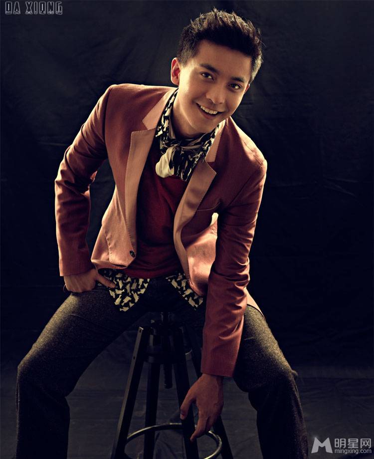 李佳航尽显绅士风度迷人高清写真