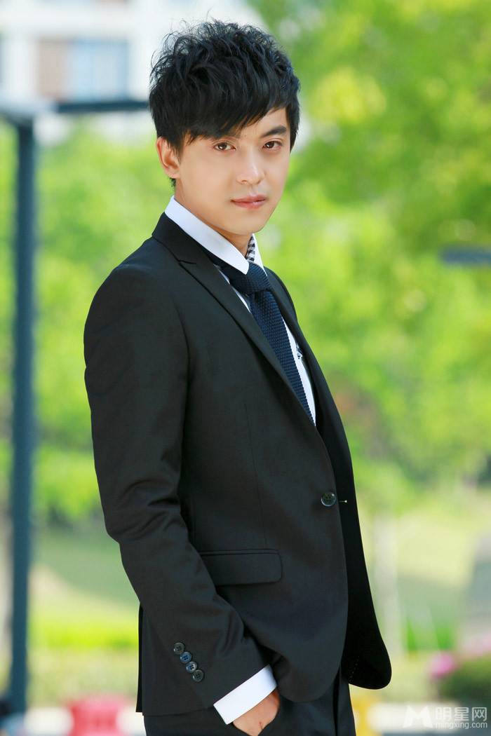 李佳航冬日时尚帅气户外写真