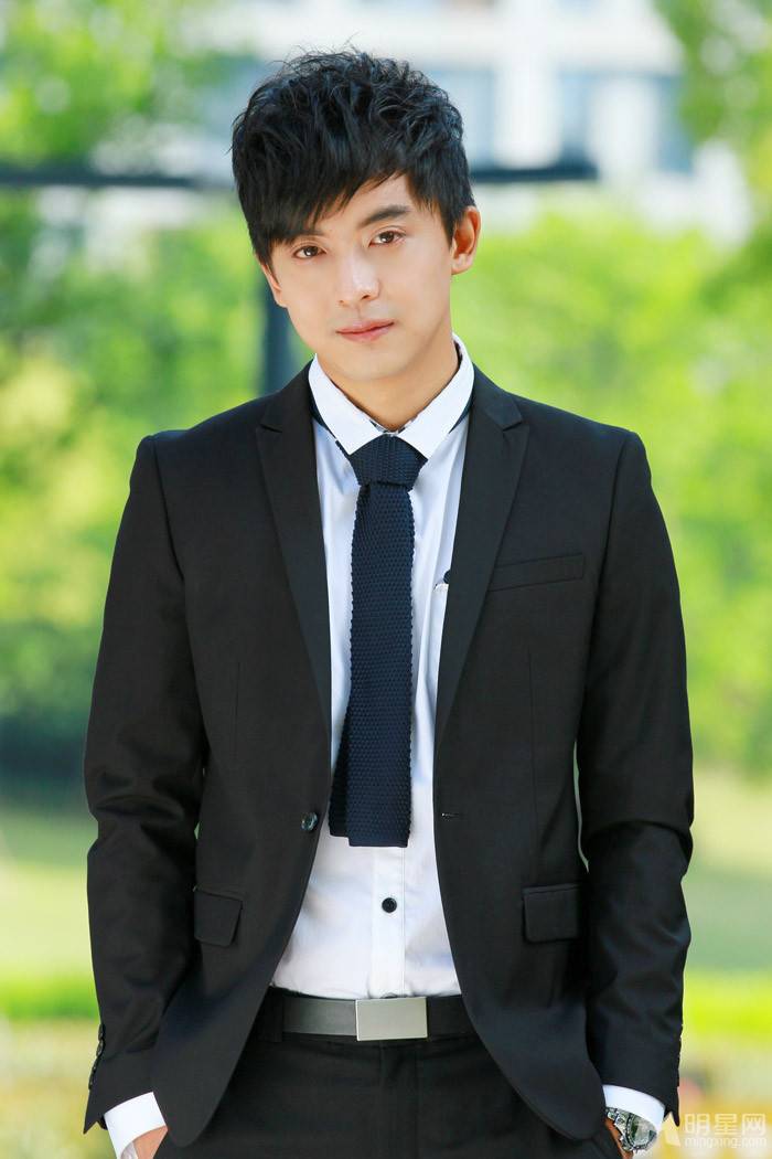 李佳航冬日时尚帅气户外写真