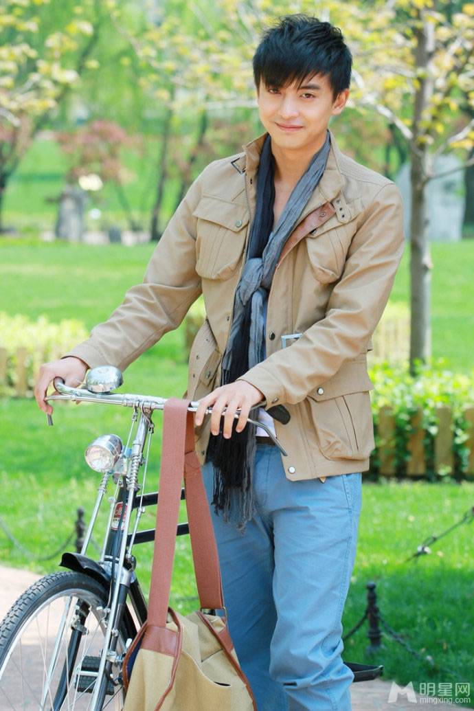 内地男演员李佳航彰显潮男范户外写真