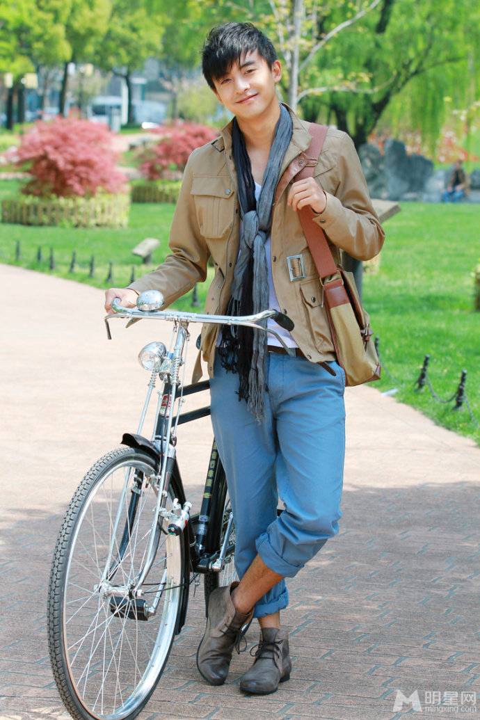 内地男演员李佳航彰显潮男范户外写真