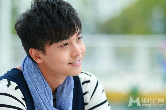 内地男演员李佳航彰显潮男范户外写真