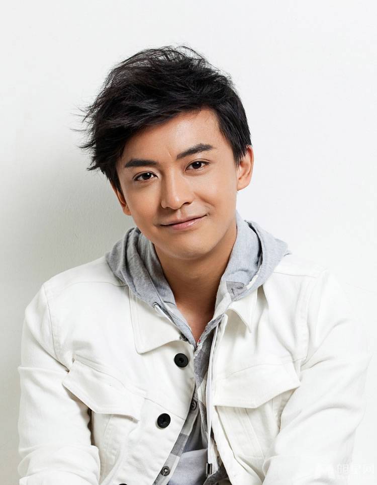 李佳航眉开眼笑亲和力爆棚写真照