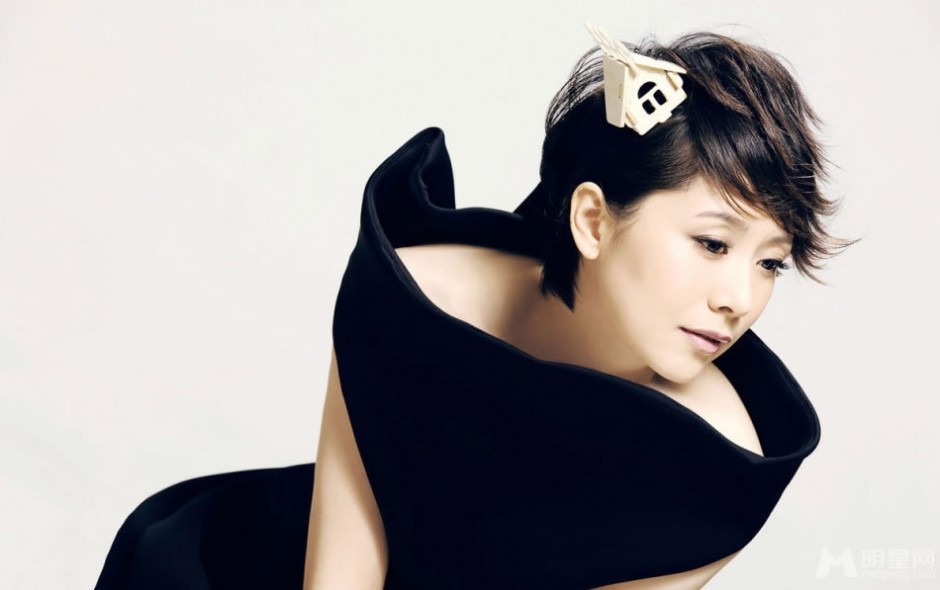 海清黑裙散发优雅知性气质写真