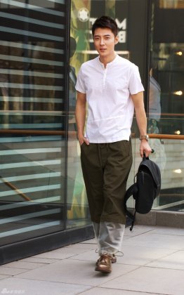 潮男张丹峰街头走秀 秋季潮流魅力搭配