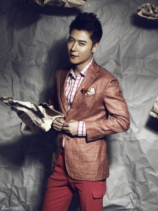 暖男张丹峰英伦风写真 创意个性笑容纯真