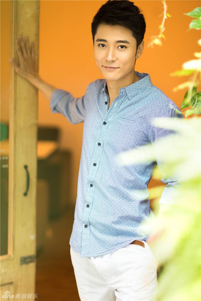 张丹峰优雅清新户外写真 早春浪漫气息浓郁