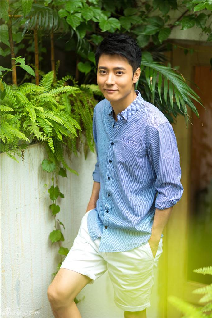 张丹峰优雅清新户外写真 早春浪漫气息浓郁