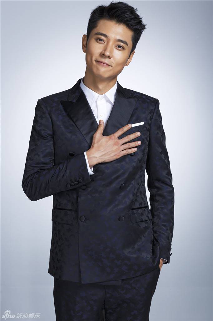 优雅王子张丹峰写真 口含玫瑰深情凝视