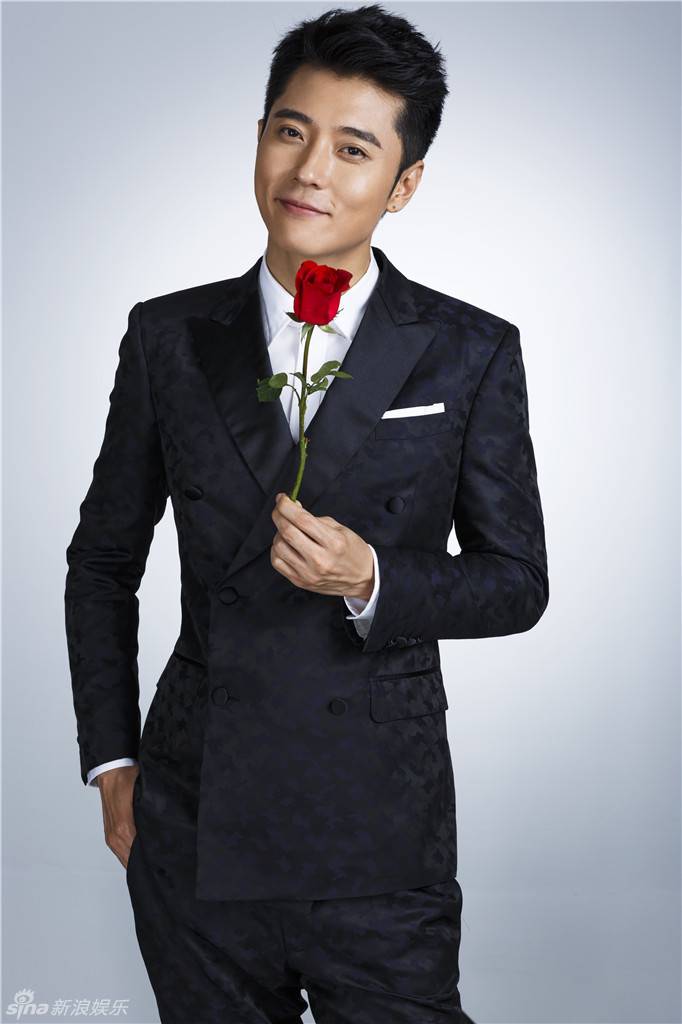 优雅王子张丹峰写真 口含玫瑰深情凝视