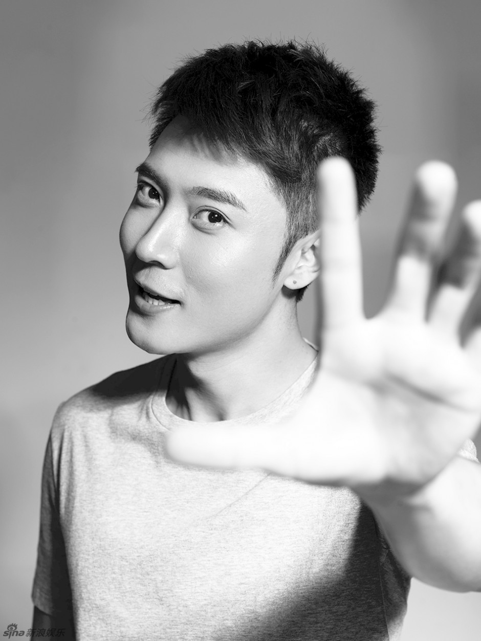 张丹峰帅气黑白百变表情秀 调皮可爱尽现男人魅力