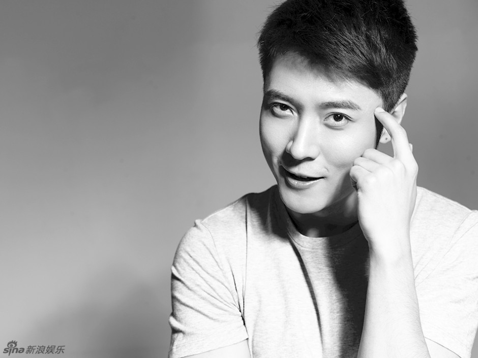 张丹峰帅气黑白百变表情秀 调皮可爱尽现男人魅力