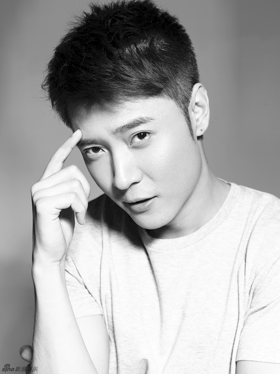 张丹峰帅气黑白百变表情秀 调皮可爱尽现男人魅力