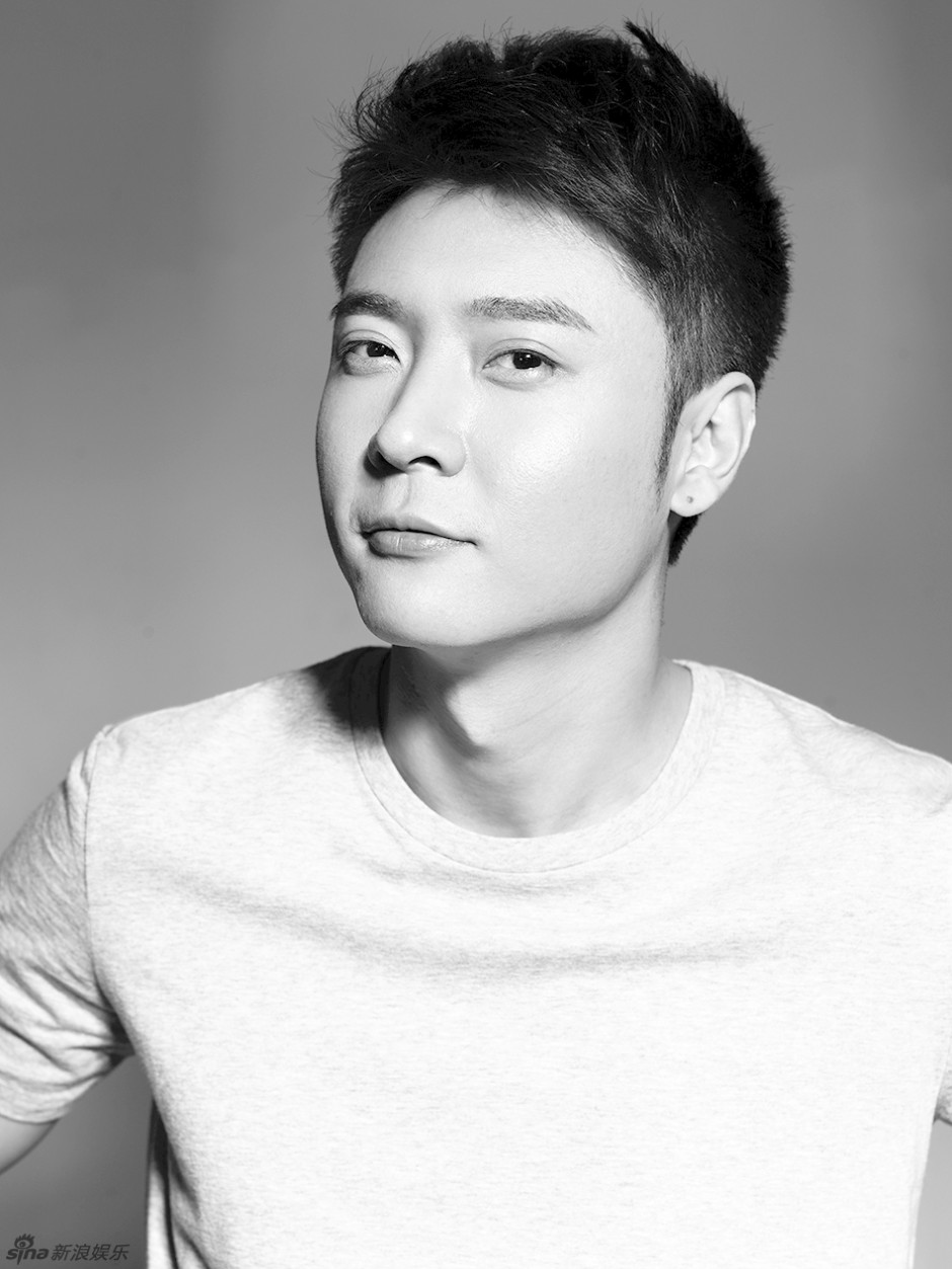 张丹峰帅气黑白百变表情秀 调皮可爱尽现男人魅力