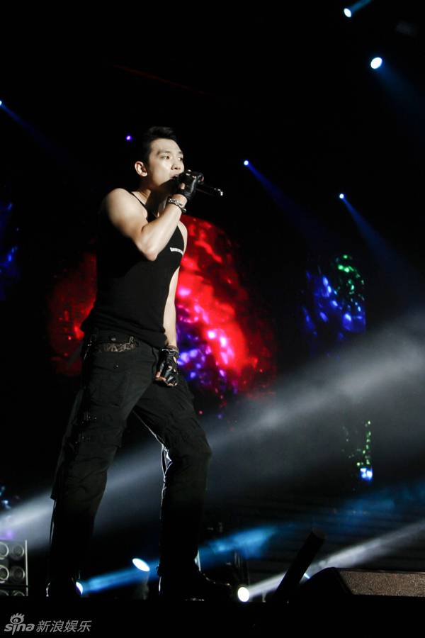 韩星Rain回归演唱会 调皮卖萌逗乐众歌迷