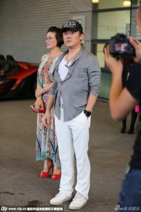 周立波驾豪车出门 与妻子共同出席活动